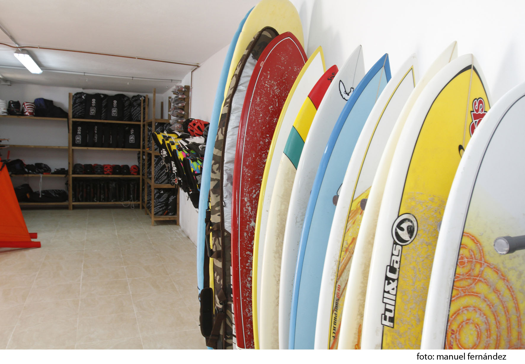 fotos de unas tablas de surf de la Escuela Naútica de Cortadura