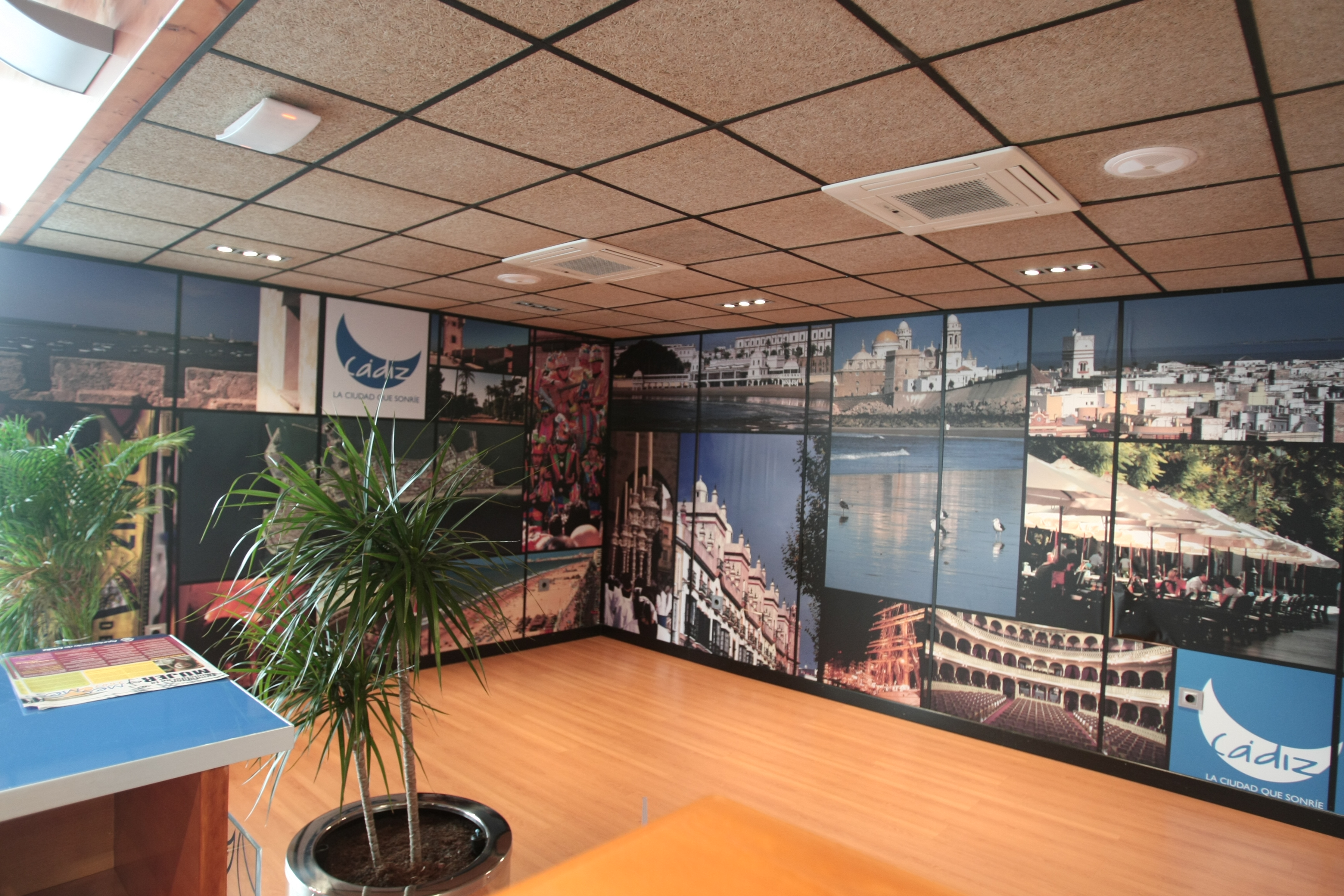 Interior de una Oficina de turismo ubicad en Extramuros
