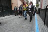 Imagen de una calle de Cádiz con una linea en el suelo pintada de azul 
